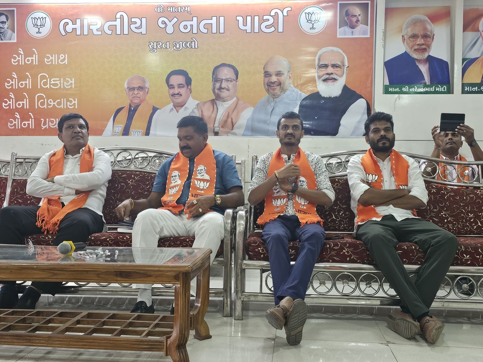 તા.૨૧/૦૩/૨૦૨૪ ના રોજ આગામી લોકસભા ચૂંટણી ૨૦૨૪ ના ભાગરૂપે ૨૩-બારડોલી લોકસભાના સુરત જીલ્લાના યુવા મોરચાની ભાજપની અગત્યની બેઠક સુરત જીલ્લા મધ્યસ્થ કાર્યાલય બારડોલી ખાતે યોજવામાં આવી જેમાં ચુંટણીલક્ષી ચર્ચા કરવામાં આવી.